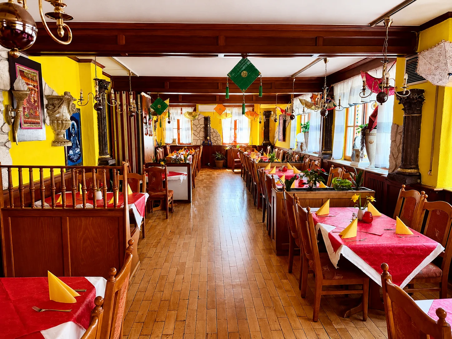 Gemütliches Restaurantinterieur im Taste of India