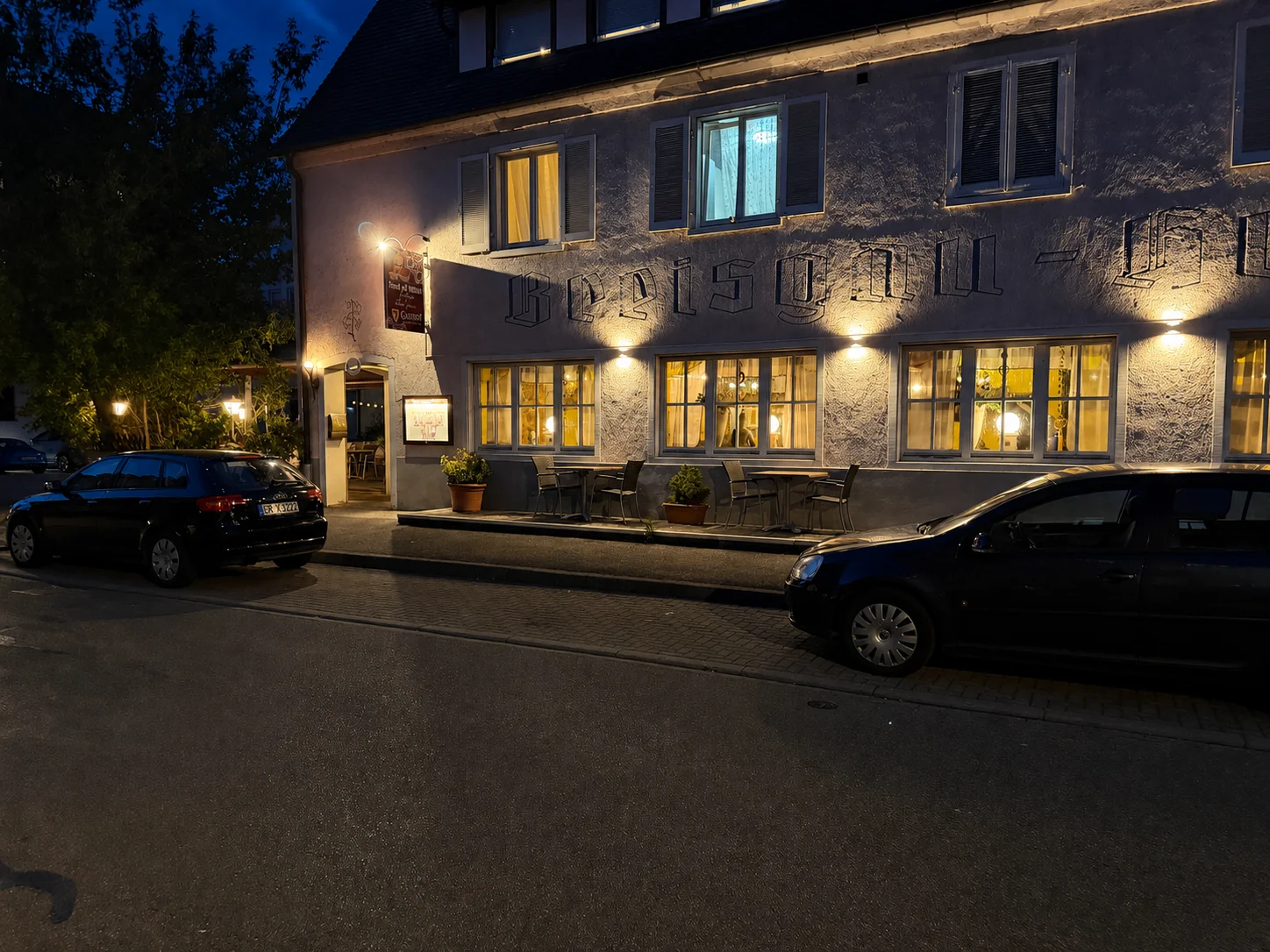 Taste of India bei Nacht – Außenansicht