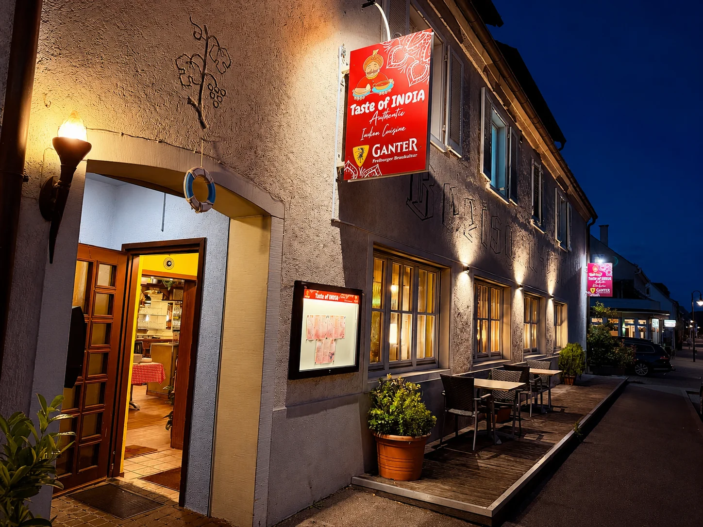 Außenansicht des Restaurants in der Abenddämmerung