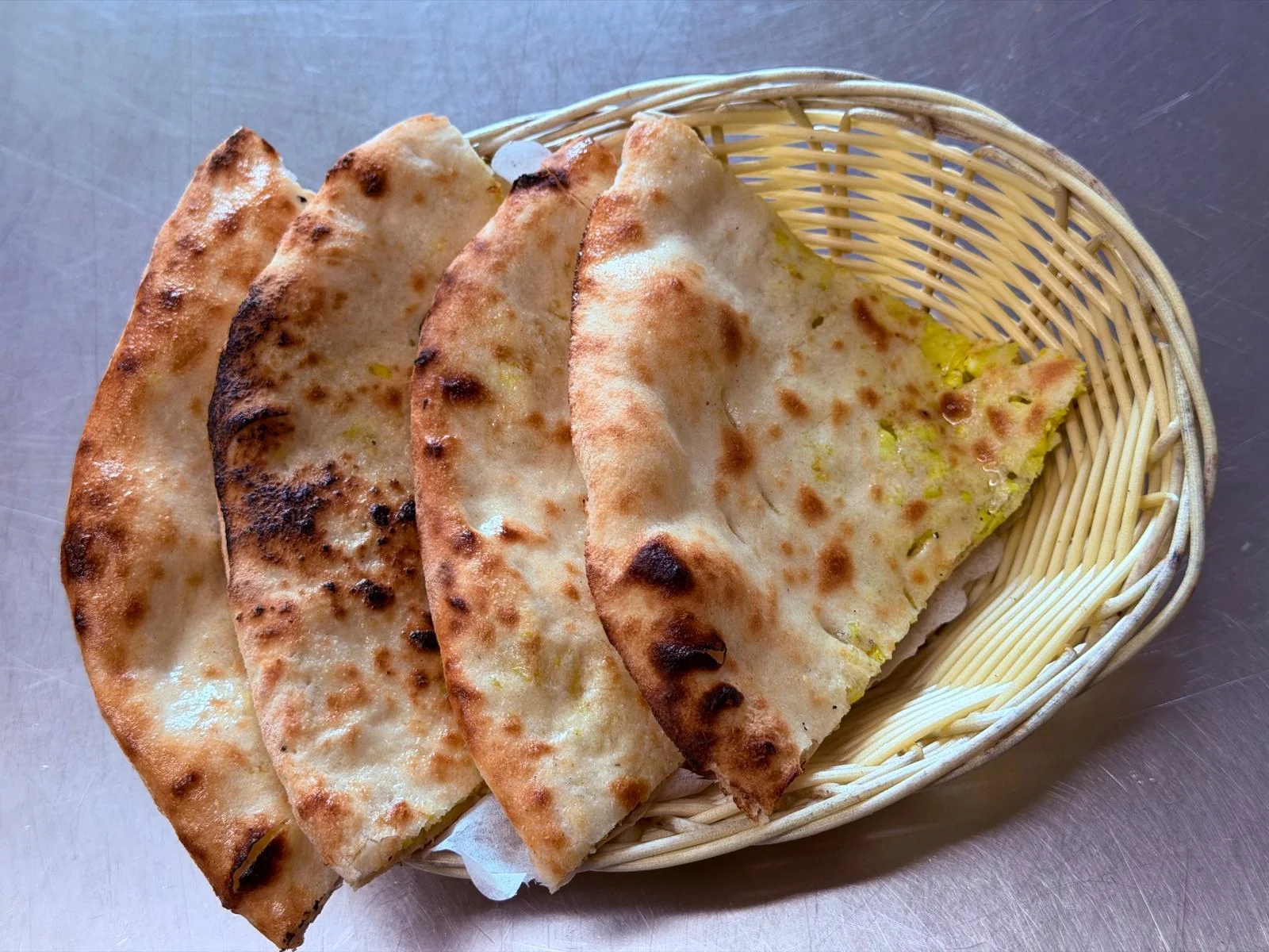 Naanbrot und Beilagen